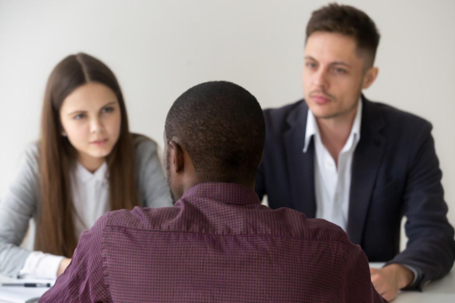 Empresario trabajando con análisis financiero y gráficos de rendimiento